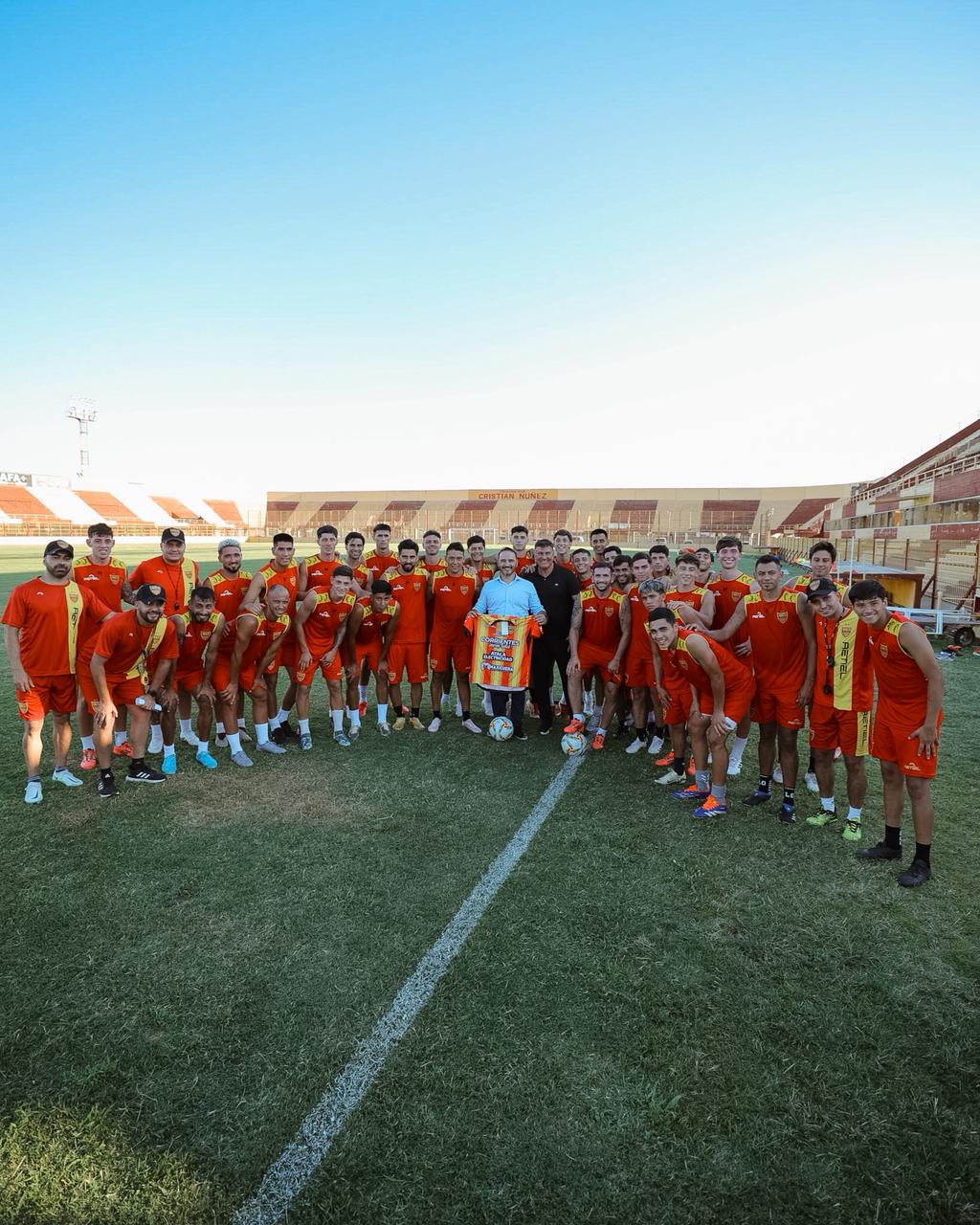 Plantel en el estadio